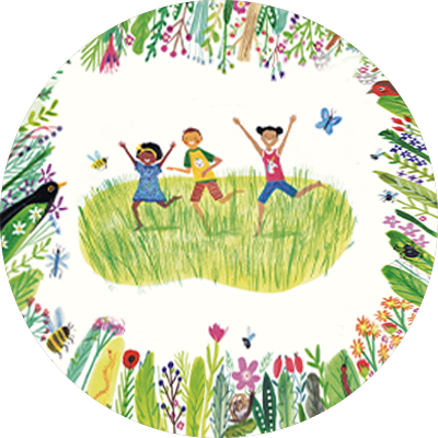 Tre børn, der leger på en græsplane med en masse blomster omkring dem.