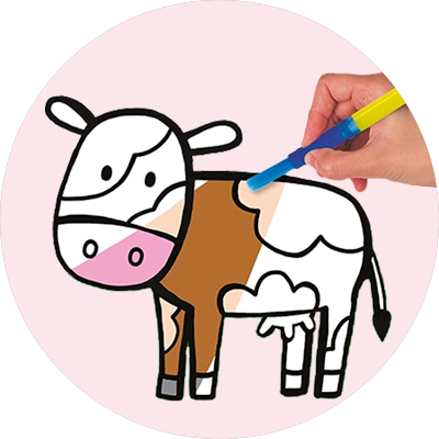 En lille ko, der farvelægges med en pensel.