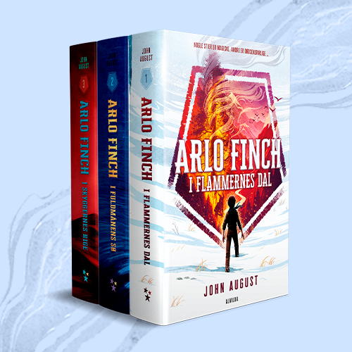 Forside til bogen "Arlo Finch i flammernes dal (1)" samt bogrykkene til bog 2 og 3 i sammen serie. Lysblå baggrund.