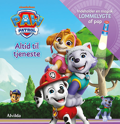 Forside til bogen "Paw Patrol Skye - Altid til tjeneste (bog med lommelygte i pap)"