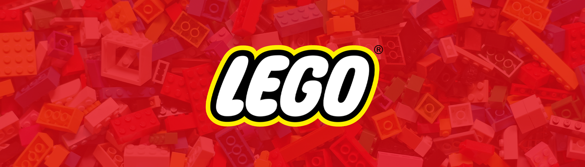 Banner med en masse røde legoklodser i baggrunden og teksten "LEGO" i hvid og gul skrift.
